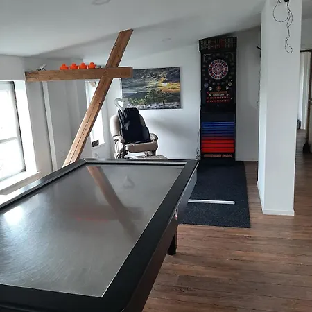 Grosszuegiges Dach-loft - 120qm, Dart, Airhockey, Beamer, Nahe Hafen, Schloss & Altstadt Apartmán