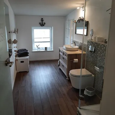 Grosszuegiges Dach-loft - 120qm, Dart, Airhockey, Beamer, Nahe Hafen, Schloss & Altstadt